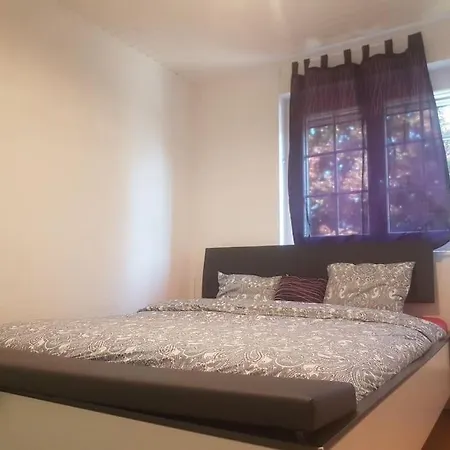 Cheerful With Fireplace, Bath-tub And Garden *