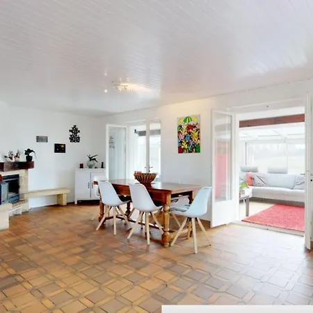 Cheerful With Fireplace, Bath-tub And Garden *