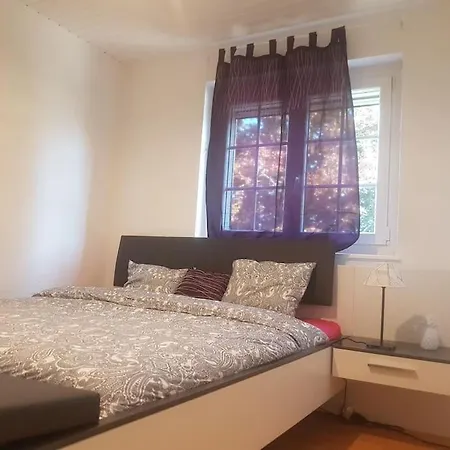 Cheerful With Fireplace, Bath-tub And Garden Villa