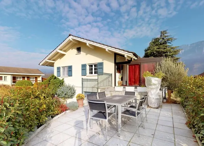 Cheerful With Fireplace, Bath-tub And Garden * Noville