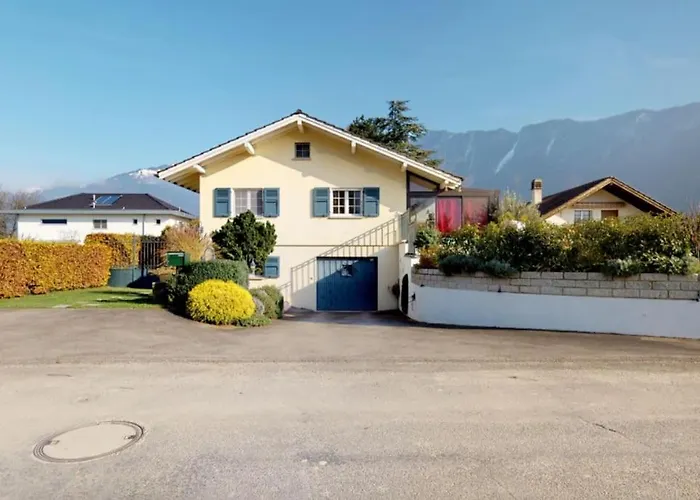 Villa Cheerful With Fireplace, Bath-tub And Garden
