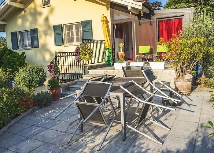 Villa Cheerful With Fireplace, Bath-tub And Garden Noville