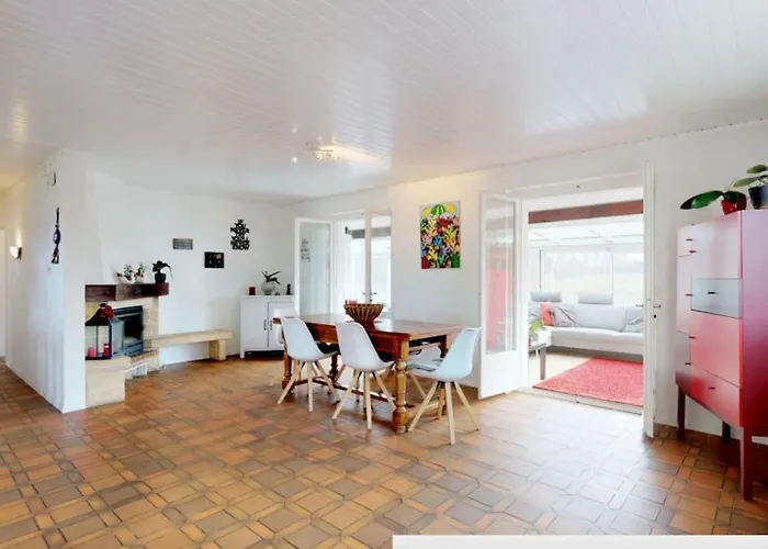 Cheerful With Fireplace, Bath-tub And Garden *