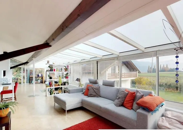 Cheerful With Fireplace, Bath-tub And Garden *