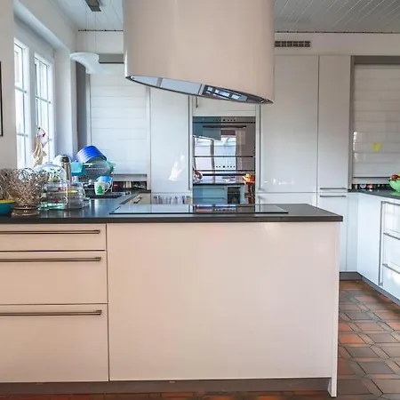 Cheerful With Fireplace, Bath-tub And Garden