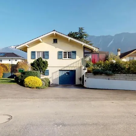 Villa Cheerful With Fireplace, Bath-tub And Garden